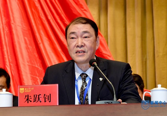 5校党委副书记、纪委书记、教代会执委会主任朱跃钊主持大会.jpg