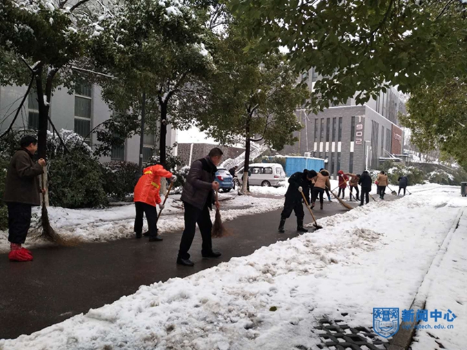 体育部扫雪照片1.jpg 体育部扫雪照片1.jpg