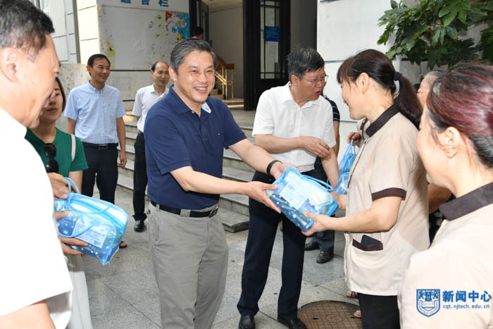 XCB_7302-4.jpg XCB_7302-4.jpg