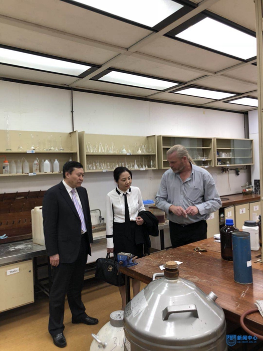 乔旭校长参观约堡大学化学化工实验�?.jpg