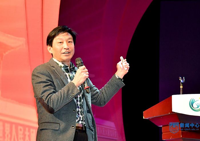 2张进明副校长介绍米兰学生创新创业情况.jpg 2张进明副校长介绍米兰学生创新创业情况.jpg