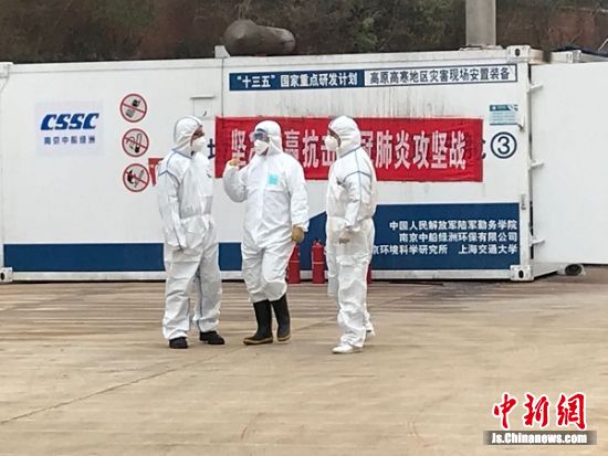 在移动式医疗垃圾焚烧方舱前的工作人员 在移动式医疗垃圾焚烧方舱前的工作人员