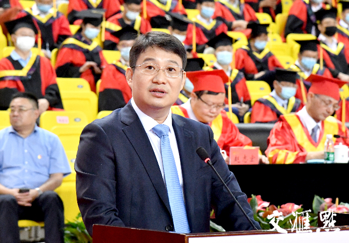 杰出校友陈卫国送寄语 杰出校友陈卫国送寄语