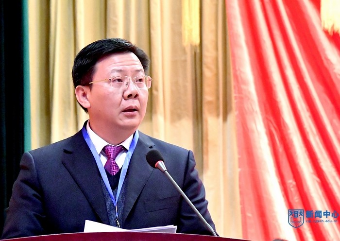 6副校长蒋军成就《米兰milan官方网站奖励性绩效工资实施办法(审议稿)》做说明.jpg