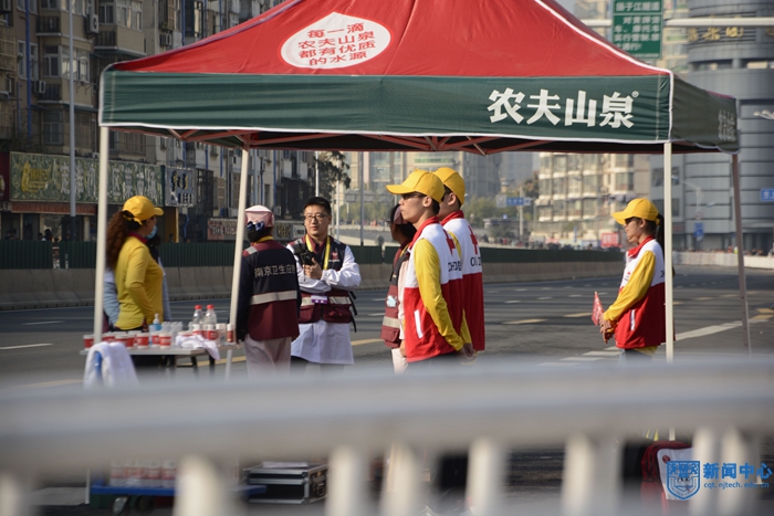 米兰红十字会顺利完成2018南京马拉松医疗保障任务 (3).jpg 米兰红十字会顺利完成2018南京马拉松医疗保障任务 (3).jpg
